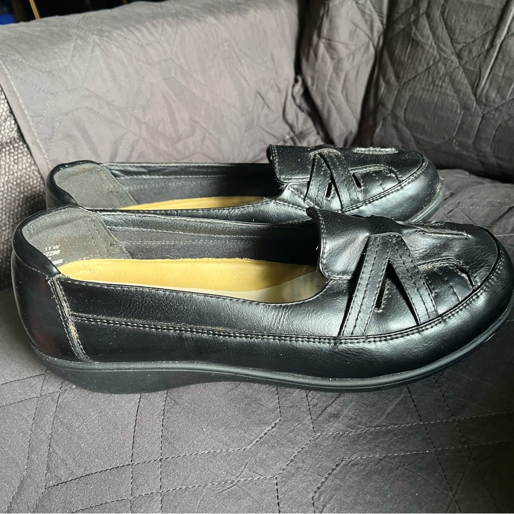 Beacon Women's Black Loafers, size 11 W.